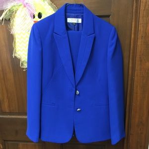 Women’s Tahari Pant Suit